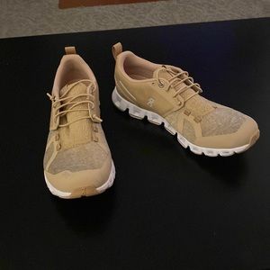 On Cloud tennis shoes - barely worn and in perfect shape.  Runs small.